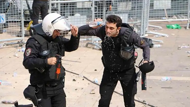 Diyarbakır'da terör yandaşları polise taş ve su şileleri fırlattı