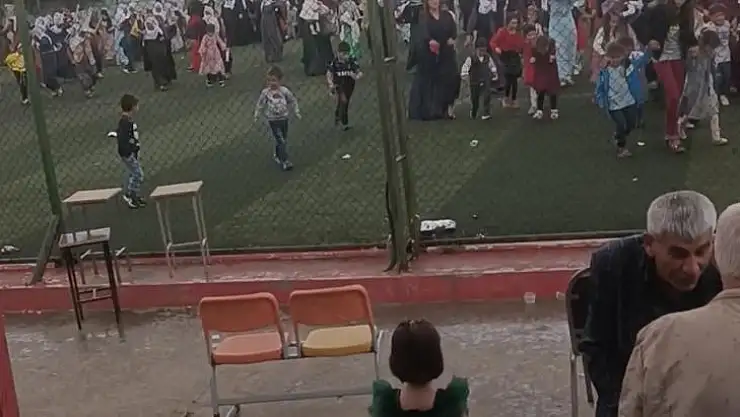 Diyarbakır'da yağış bastırdı, davetliler gelin ve damadı bırakıp sahayı terk etti