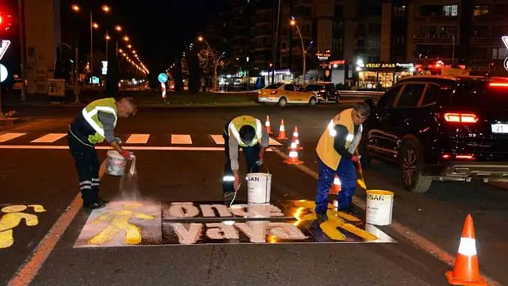 Diyarbakır'da yol çizgi yenileme çalışmaları sürüyor