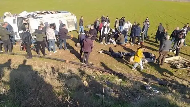 Diyarbakır'da yolcu minibüsü şarampole devrildi: 4'ü ağır 16 yaralı