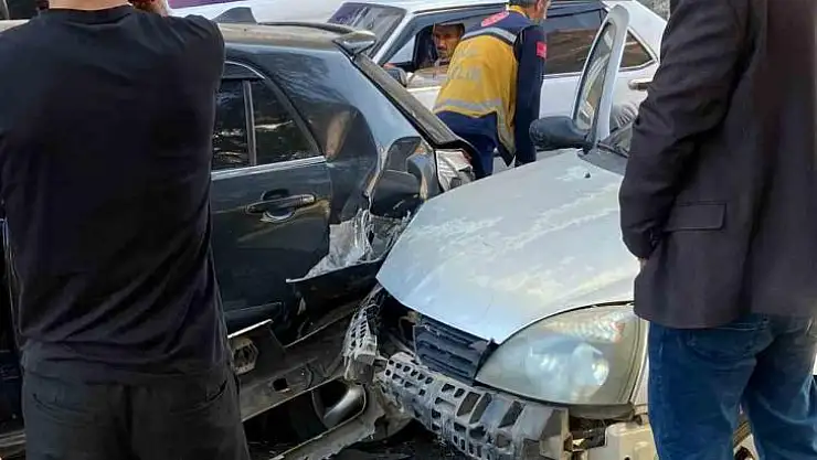 Diyarbakır'da zincirleme kazada 2 kişi yaralandı