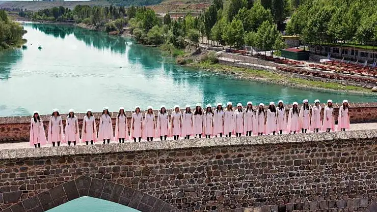 Diyarbakır'ın tarihi moda ile canlandı