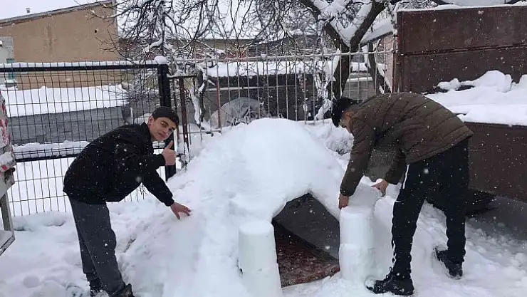 Baskilli 3 arkadaşın kardan ev keyfi