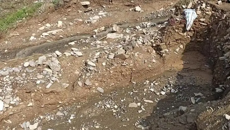 Elazığ'da asfalt yüklü tanker devrildi: 1 yaralı