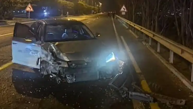 Elazığ'da kontrolden çıkan otomobil refüje çarpıp karşı şeride geçti