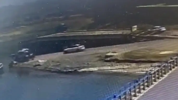 Elazığ'da otomobilin baraja düştüğü anlar kamerada