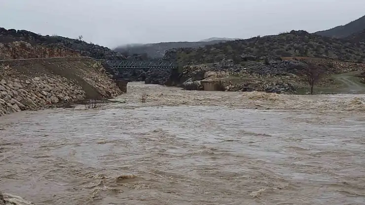 Elazığ'da sağanak yağış sonrası dereler coştu
