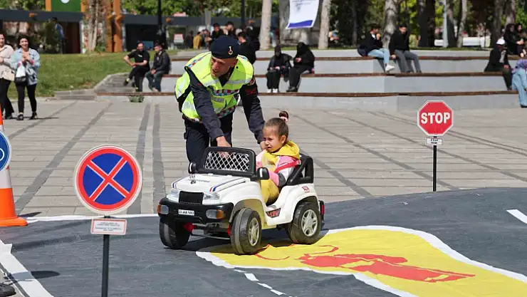 Elazığ'da Trafik Haftası etkinliklerinde çocuklar doyasıya eğlendi