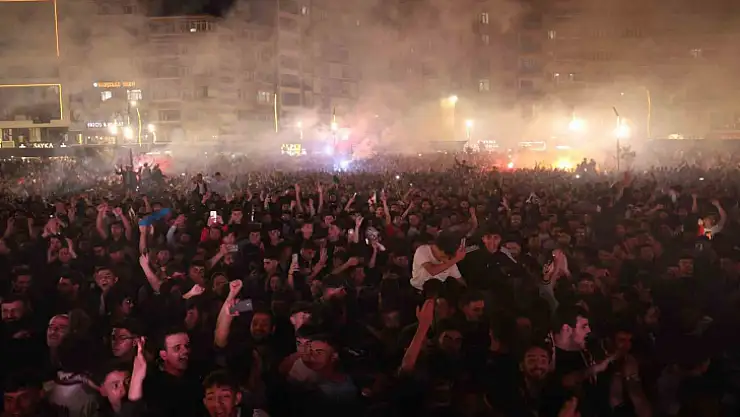 Elazığspor TFF 2. Lig'e yükseldi, sokaklar bayram havasına döndü