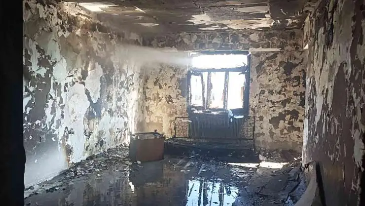 Elektrik kontağından çıkan yangın evi kullanılamaz hale getirdi