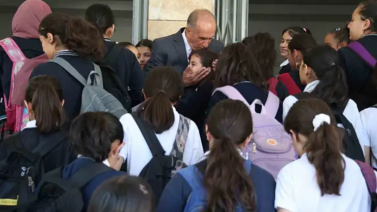 Emekli oldu ama 5 yıldır okulu ilk o açıyor ve öğrencileri kapıda karşılıyor