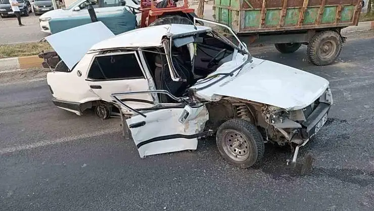 Ergani'de otomobil ile traktör çarpıştı: 3 yaralı