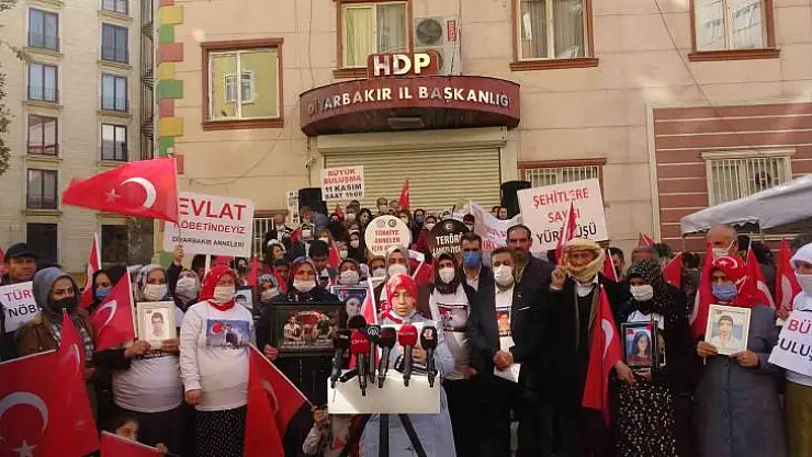 Evlat eylemindeki aileler, şehitlere saygı yürüyüşü düzenledi