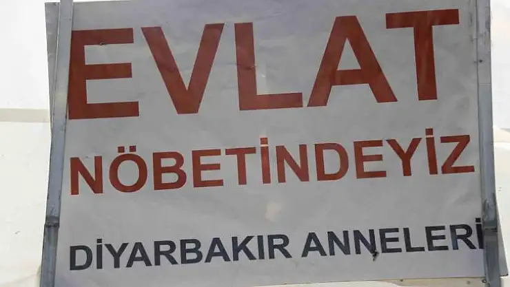 Evlat hasreti çeken aileler bayramı çadırda geçiriyor