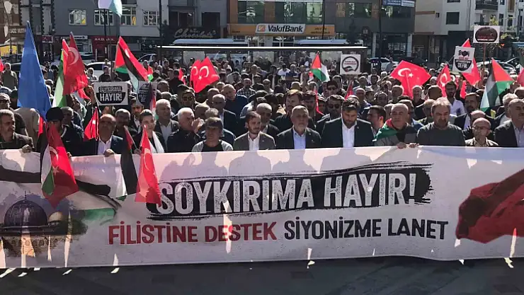 Filistin'e destek için yüzlerce kişi meydanı doldurdu