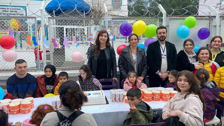 Final Okullarından Down Sendromlu çocuklara jest