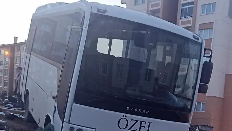 Freni patlayan midibüs kaldırıma çarpıp ağacı devirerek durabildi