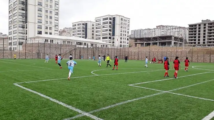 Futbol küçükler grup maçları Elazığ'da başladı