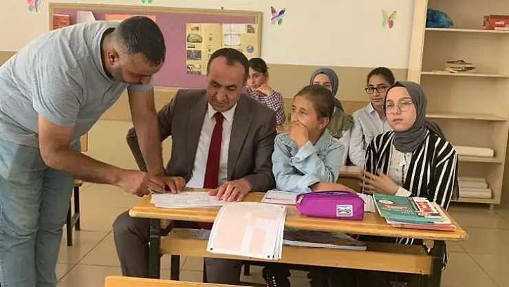 Gönüllü öğretmenler, öğrencileri sınava hazırlıyor