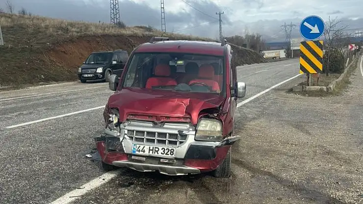 Hafif ticari araçlar çarpıştı, 1 yaralı