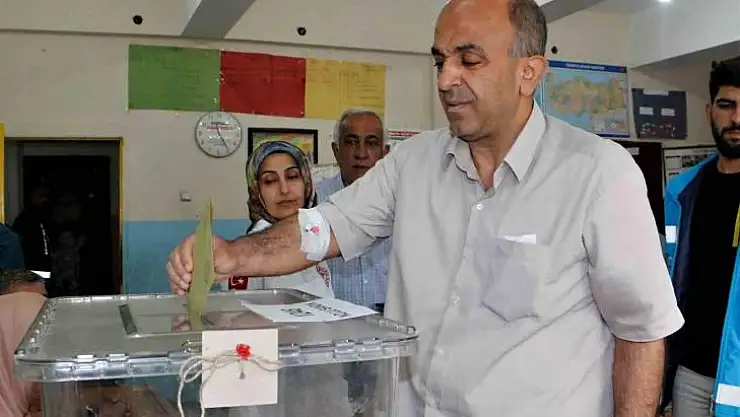 Hastalığı vatandaşlık görevine engel tanımadı