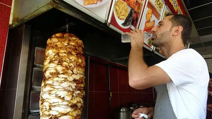 Hava sıcaklığı ocak sıcaklığı ile birleşti: Yüz derece sıcaklık altında ekmek parası için mücadele ediyorlar