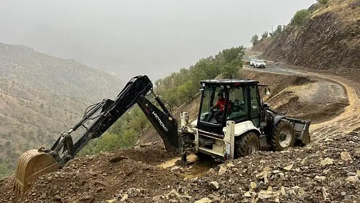 Heyelan nedeniyle kapanan yollarda çalışmalar sürüyor