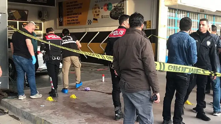 Husumetlisini silahla kafasından vurdu