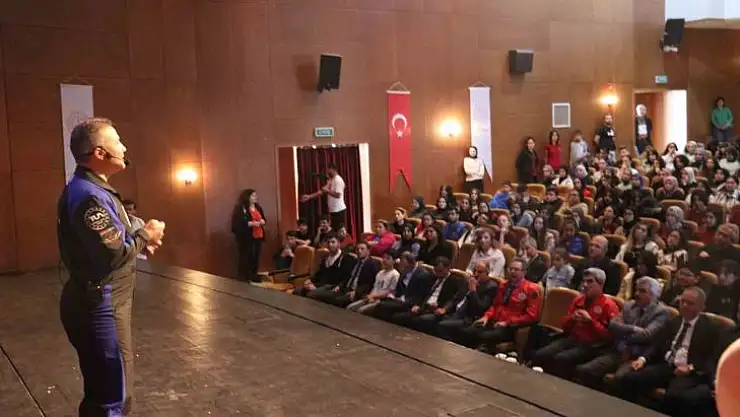 İlk Türk astronot Alper Gezeravcı öğrencilerle buluştu