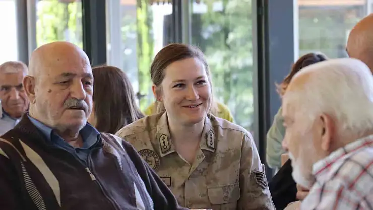 Jandarma ekipleri, huzurevi sakinleriyle bir araya geldi