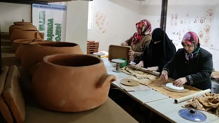 Kadınlar ekmeklerini çamurdan kazanıyor