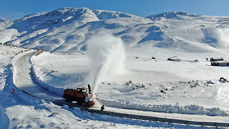 Kapanan köy yolları açılmaya çalışılıyor