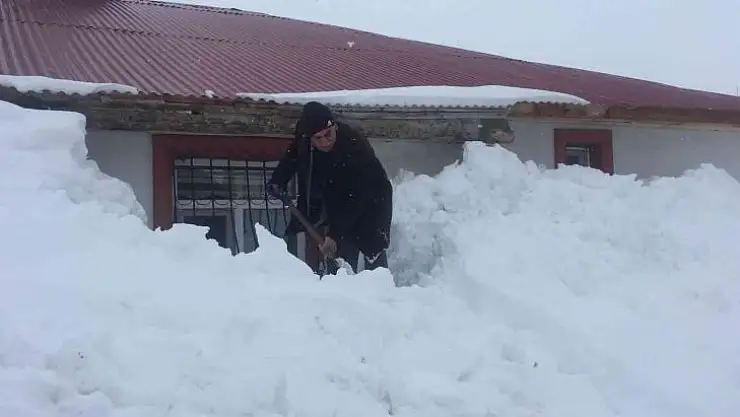 Karlıova'da evler kara gömüldü