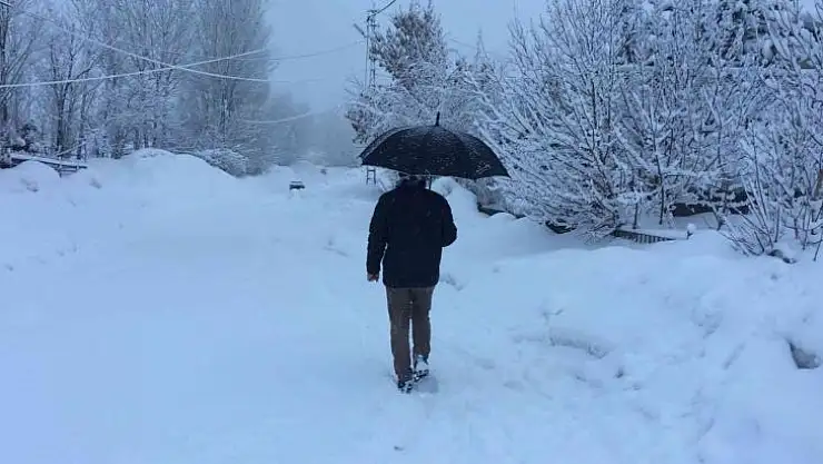 Karlıova'da kar yağışı etkisini sürdürüyor