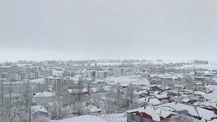 Karlıova'da kar yağışı etkisini sürdürüyor