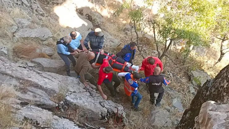 Kayadan düşerek yaralandı, ambulans helikopterle hastaneye kaldırıldı