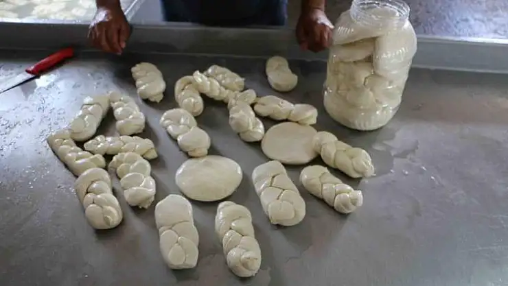 Kendi imkanlarıyla ürettikleri mandıra peynirini Türkiye'nin birçok noktasına gönderiyorlar