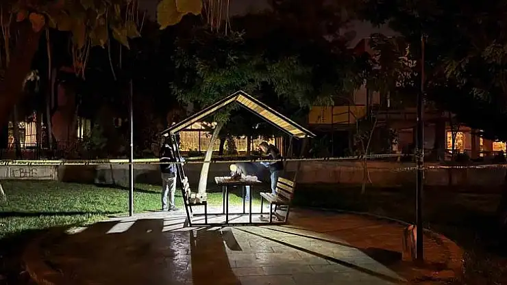 Kız arkadaşıyla çardakta otururken kendi kafasına sıkan genç ağır yaralandı