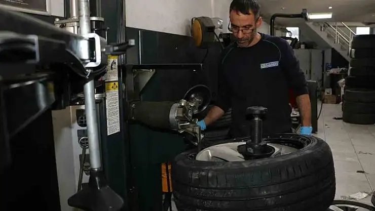 Lastikçilerde kış mesaisi başladı