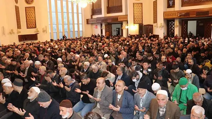 Malatya'da bayram namazı için vatandaş camilere akın etti