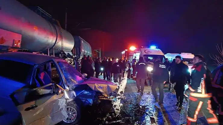 Malatya'da iki otomobil kafa kafaya çarpıştı: 3 yaralı