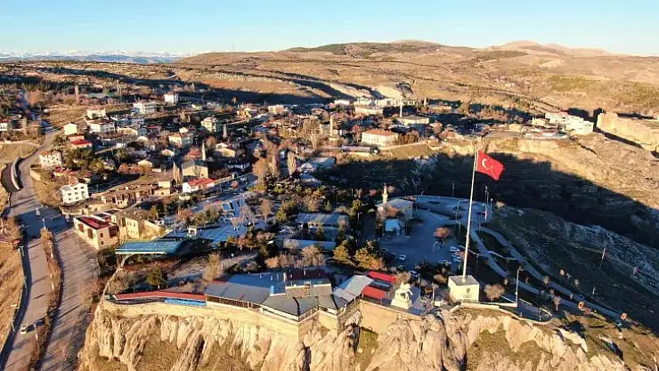 Mevsimler tersine döndü: Batıda kar yağarken Elazığ'da bahar havası yaşanıyor