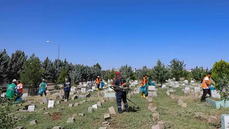 Mezarlıklarda bayram temizliği