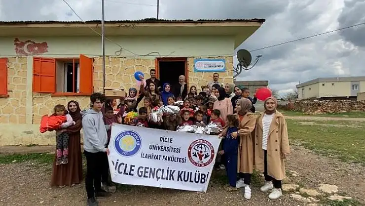 Öğrenciler köy okulunda minik kardeşlerini sevindirdi