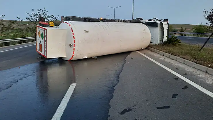Oksijen yüklü tanker yan yattı