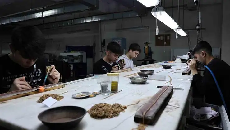 Okulu bırakan çocuklar altın işleyerek sanatı öğreniyor