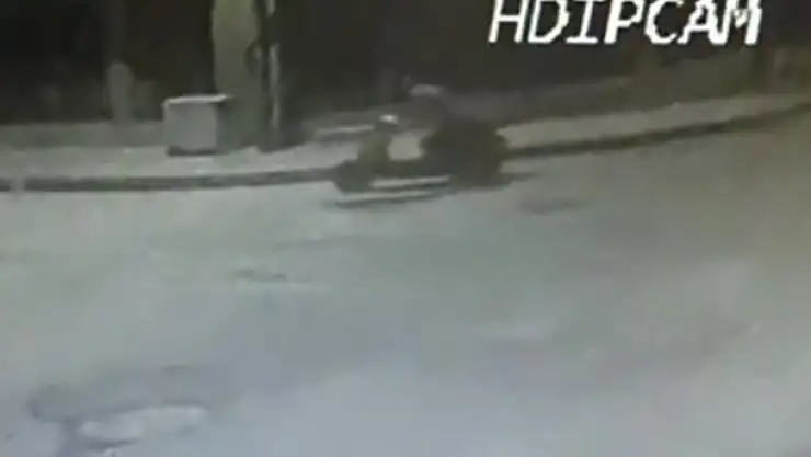 Önce etrafı kolaçan ettiler, ardından park halindeki motosikleti çaldılar