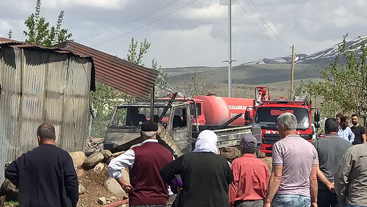 Park halindeki kamyonet alev aldı