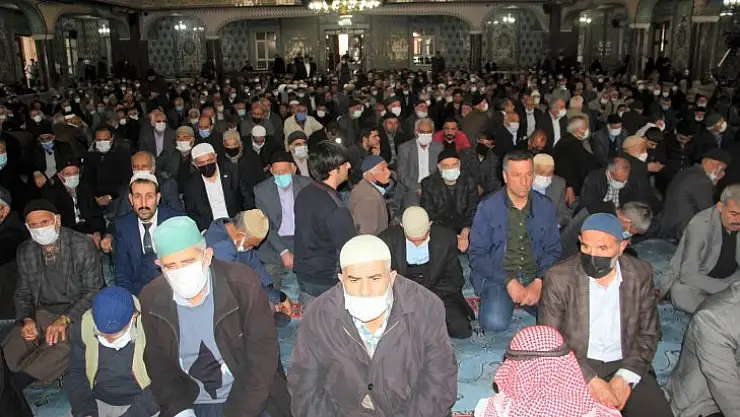 Ramazan ayının ilk cuma namazında camiler doldu