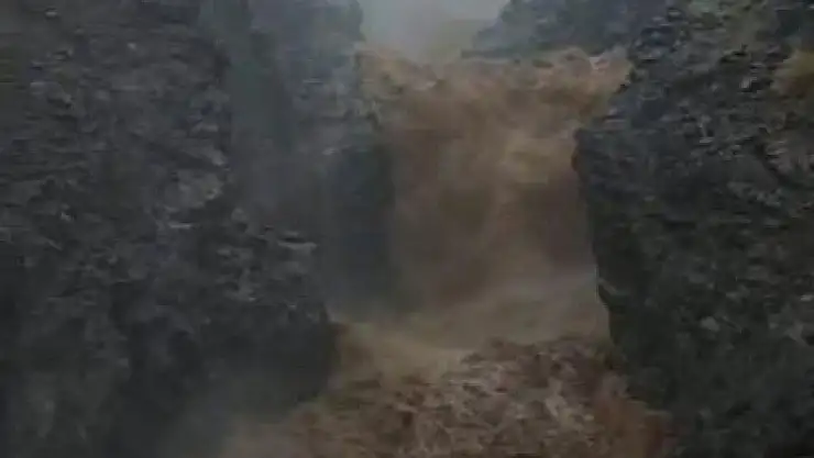 Sağanak yağış nedeniyle şelale taştı